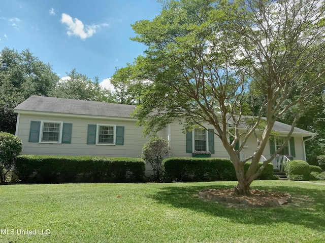 207 W Percy St, Indianola, MS 38751 - view of front of house featuring a front lawn