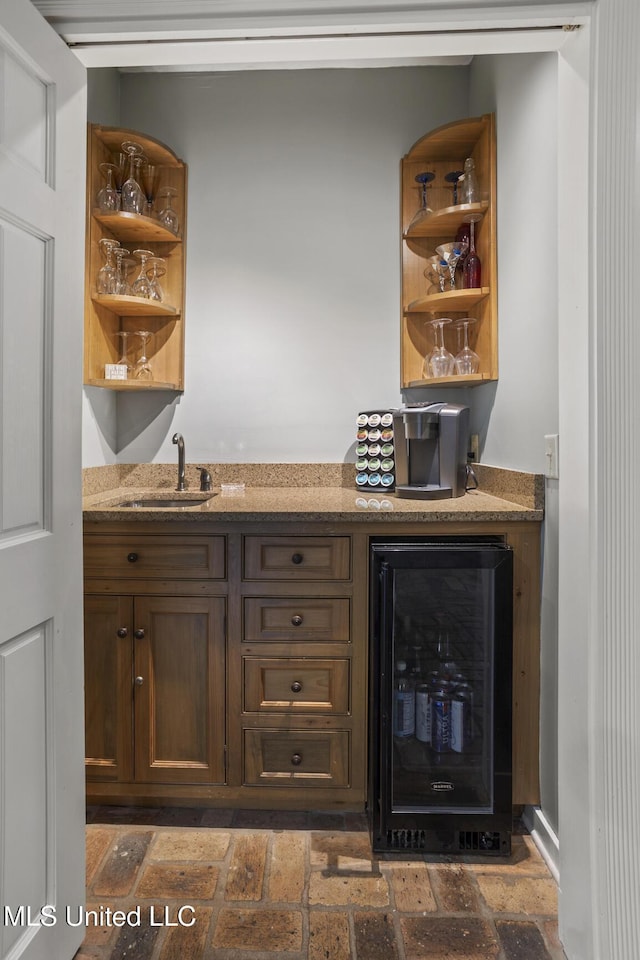 435 Glenway Dr, Jackson, MS 39216 - bar featuring wine cooler, bar area, and a sink