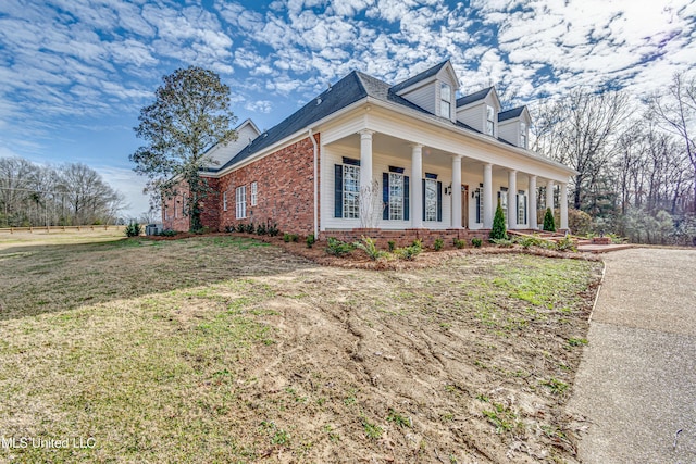 view of front facade featuring a front yard and a porch