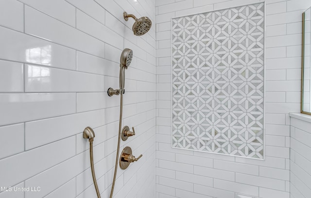 bathroom featuring tiled shower