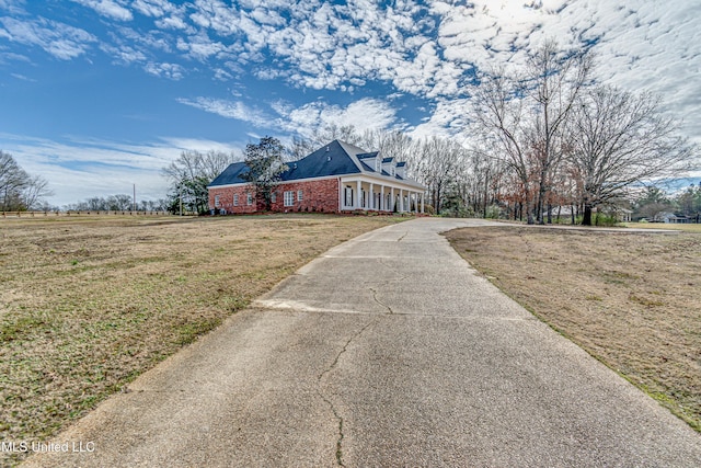 view of side of property featuring a lawn