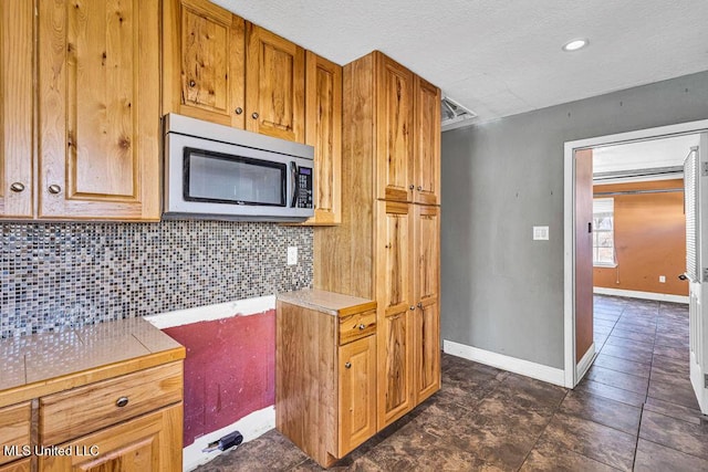 kitchen with decorative backsplash