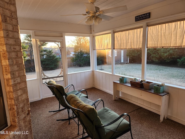 sunroom with ceiling fan