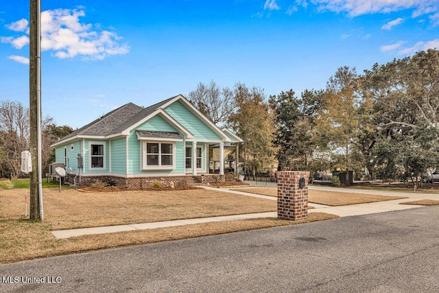 craftsman house featuring a front yard