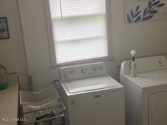 2145 Second St, Natchez, MS 39120 - laundry room featuring independent washer and dryer