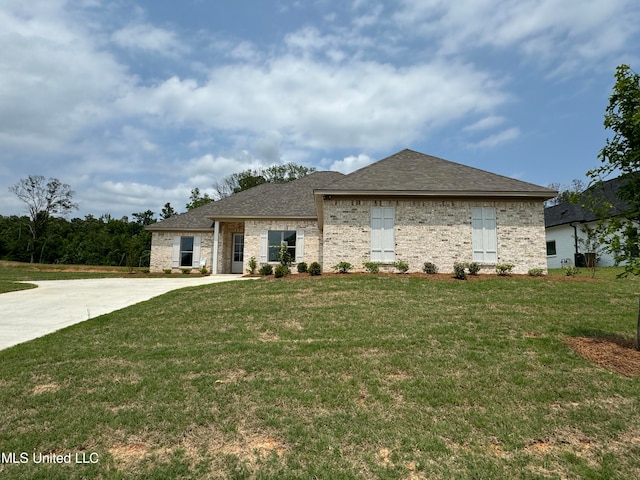 view of front of house with a front yard