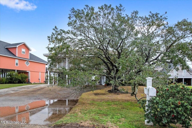 view of yard featuring a carport