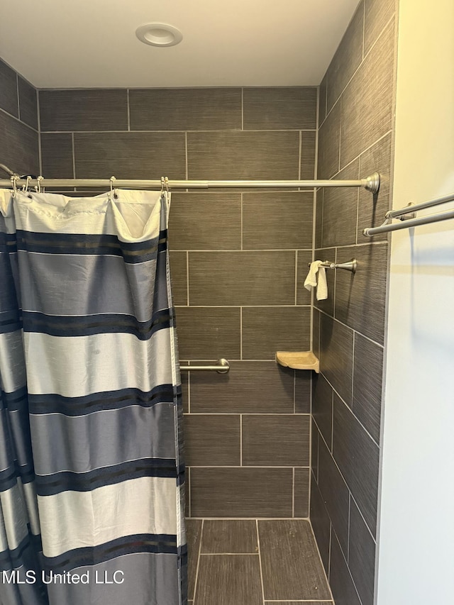 419 Cove Dr, Biloxi, MS 39531 - bathroom with a tile shower