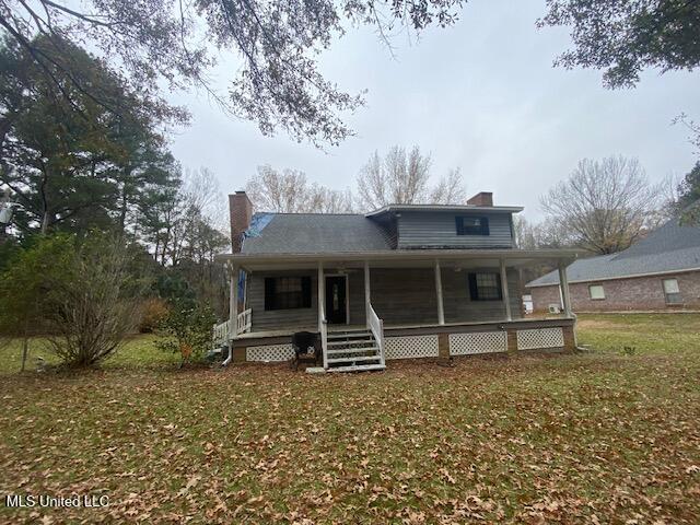 view of front facade featuring a front yard