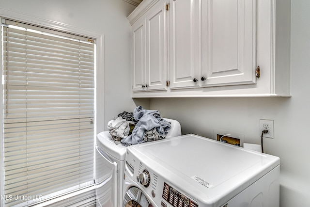 washroom featuring cabinet space and washing machine and clothes dryer