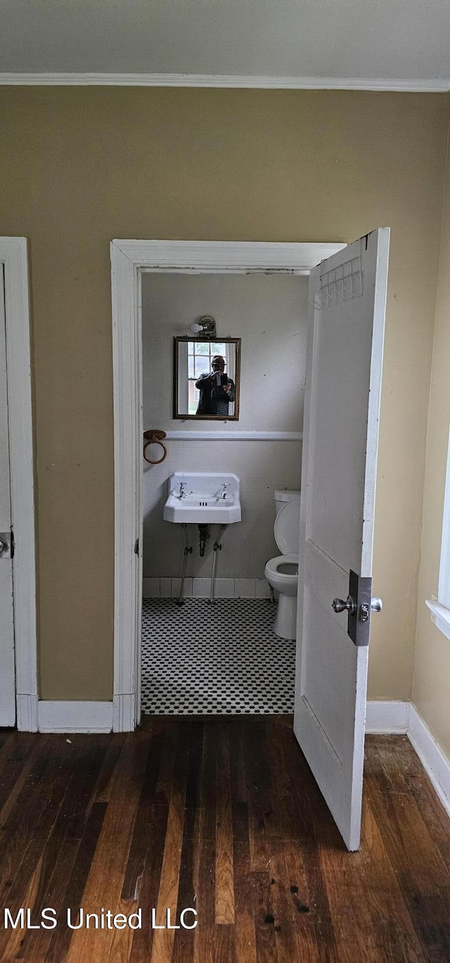 1080 Alta Vista Blvd, Jackson, MS 39209 - bathroom featuring wood finished floors, crown molding, baseboards, and toilet