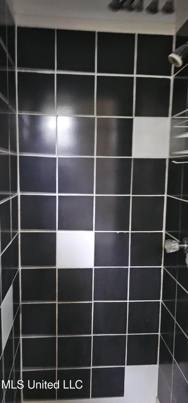 1080 Alta Vista Blvd, Jackson, MS 39209 - full bath featuring tiled shower
