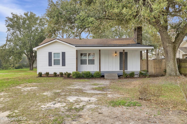 single story home with a porch