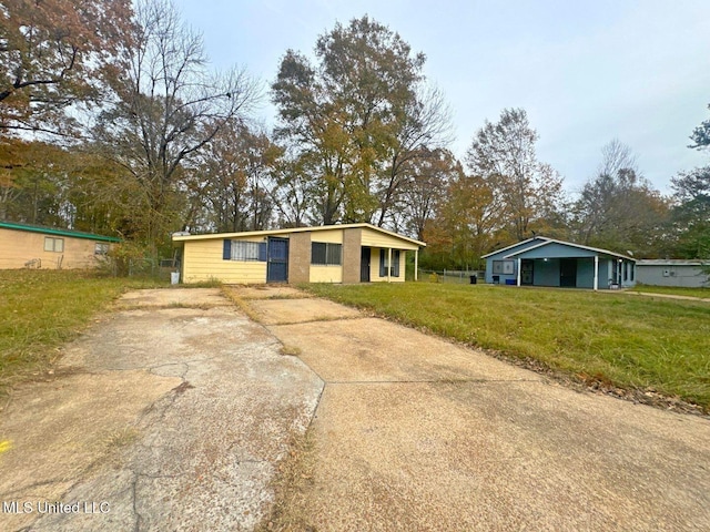 single story home featuring a front yard