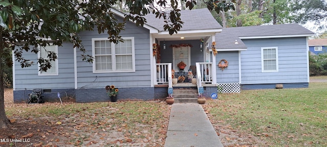 view of front of property featuring a front lawn