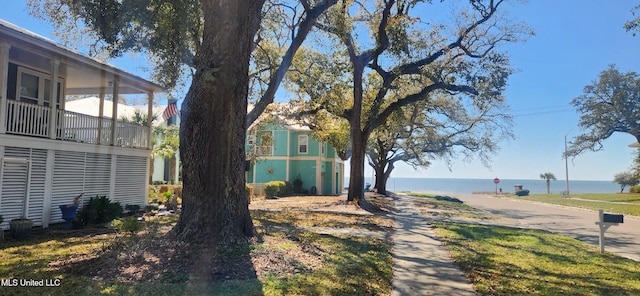 view of yard featuring a water view