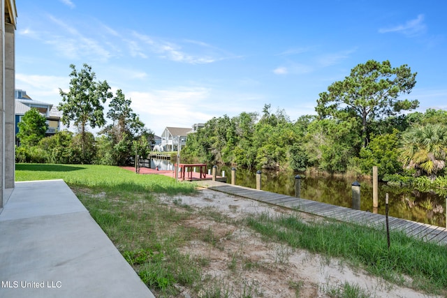 view of yard featuring a water view