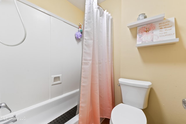 3230 Cumberand Rd Unit 56, Ocean Springs, MS 39564 - bathroom featuring shower / bath combination with curtain and toilet