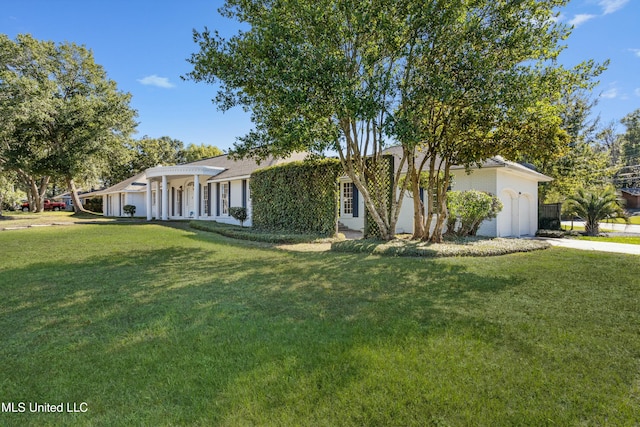 single story home with a front lawn