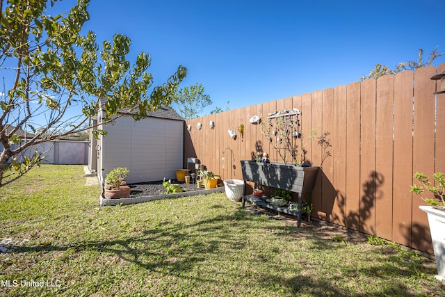 view of yard featuring a shed