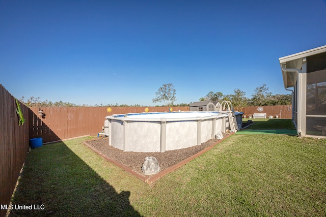 view of yard featuring a fenced in pool