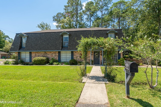 view of front of property featuring a front lawn