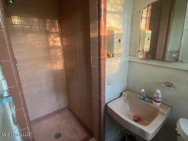 511 Forest Ave, Jackson, MS 39206 - full bath with a shower stall, toilet, and a sink