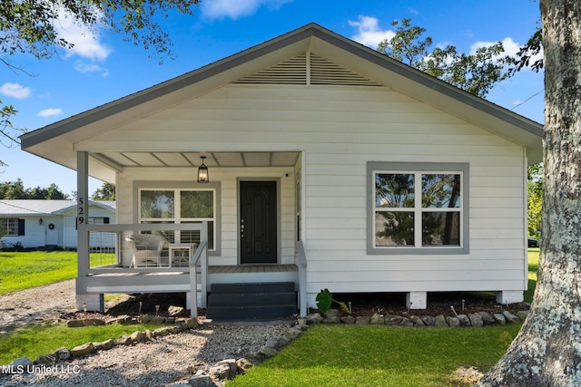 view of front of property featuring a front lawn