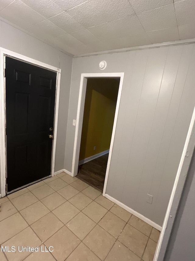 3258 Meadow Ln, Jackson, MS 39212 - foyer entrance featuring light tile patterned floors and a decorative wall