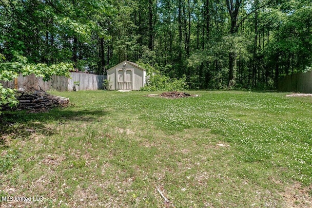 7488 Hickory Estates Dr, Walls, MS 38680 - view of yard featuring fence, a storage unit, and an outdoor structure