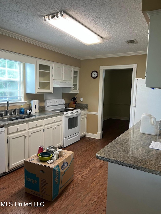 kitchen featuring a sink, white cabinets, white appliances, under cabinet range hood, and ornamental molding