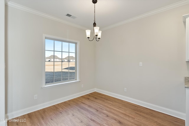 unfurnished dining area with a notable chandelier, light wood-type flooring, baseboards, ornamental molding, and visible vents
