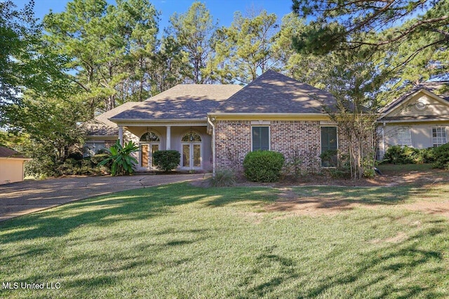 view of front of property with a front yard