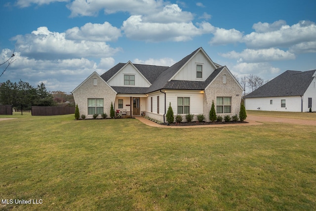 view of front facade featuring a front lawn