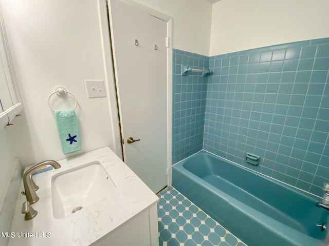 bathroom with vanity and tiled shower / bath