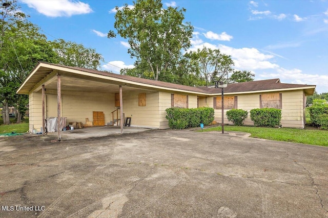 view of front of home featuring a carport