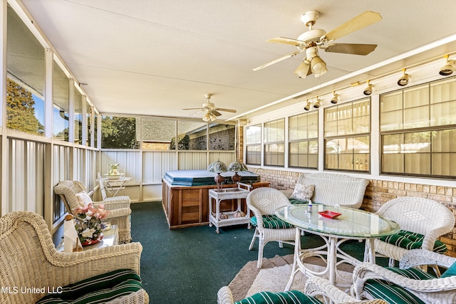 sunroom with ceiling fan