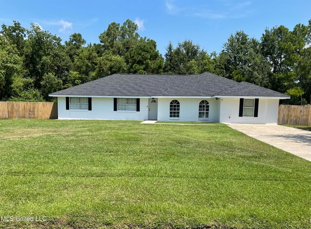 ranch-style house featuring a front lawn