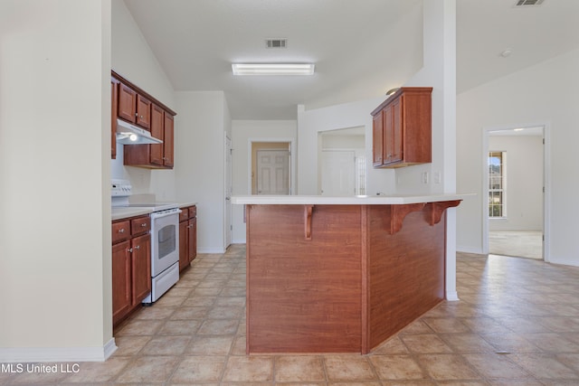 kitchen featuring a breakfast bar, white electric stove, lofted ceiling, and kitchen peninsula