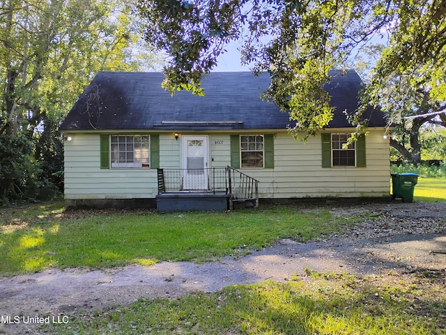 view of front facade with a front yard