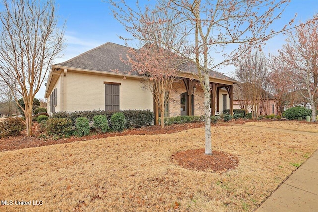 view of front of home featuring a front yard