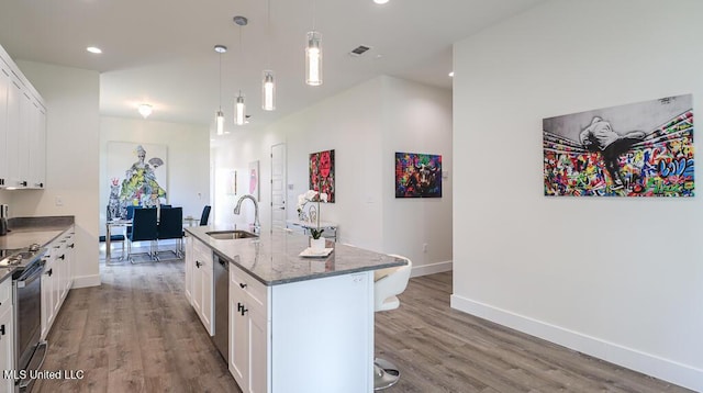 132 Markham Dr, Gulfport, MS 39507 - kitchen with a sink, electric range oven, a kitchen bar, white cabinetry, and recessed lighting