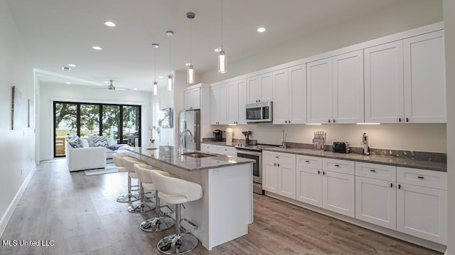 132 Markham Dr, Gulfport, MS 39507 - kitchen featuring stainless steel appliances, a sink, light wood finished floors, recessed lighting, and ceiling fan