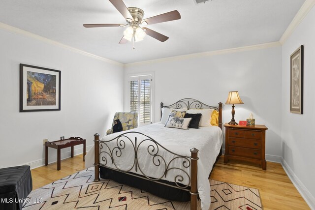 bedroom featuring ceiling fan, crown molding, and light hardwood / wood-style floors