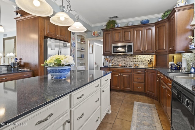 kitchen with sink, hanging light fixtures, stainless steel appliances, tasteful backsplash, and white cabinets