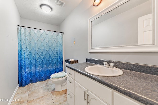 bathroom featuring vanity, curtained shower, toilet, and a textured ceiling