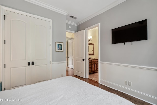 4666 Eiffel Ln, Nesbit, MS 38651 - bedroom with dark wood-style floors, ornamental molding, a closet, ensuite bath, and baseboards