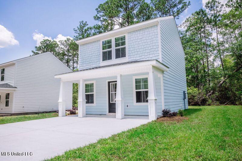 view of front of home featuring a front lawn