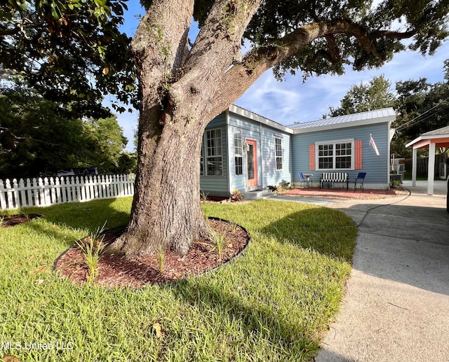 view of front of property featuring a front yard