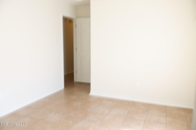 empty room featuring light tile patterned floors